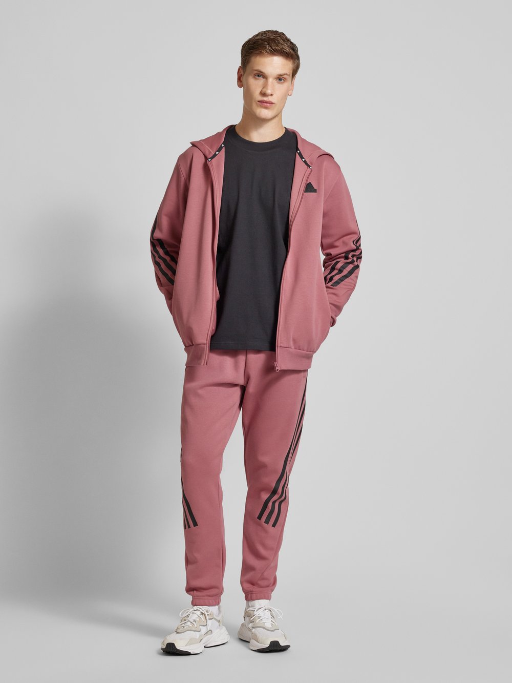 

Толстовка с этикеткой ADIDAS SPORTSWEAR