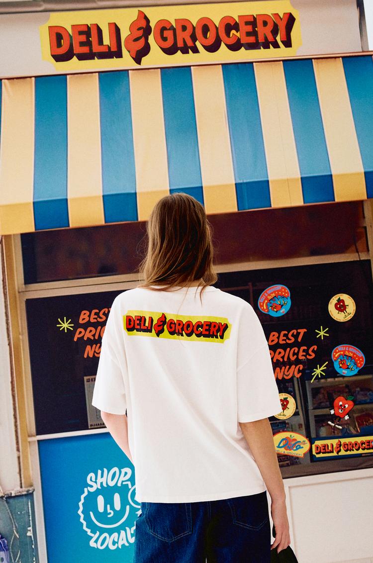 

Белая футболка с надписью «Дели и бакалея» Pull And Bear, белый