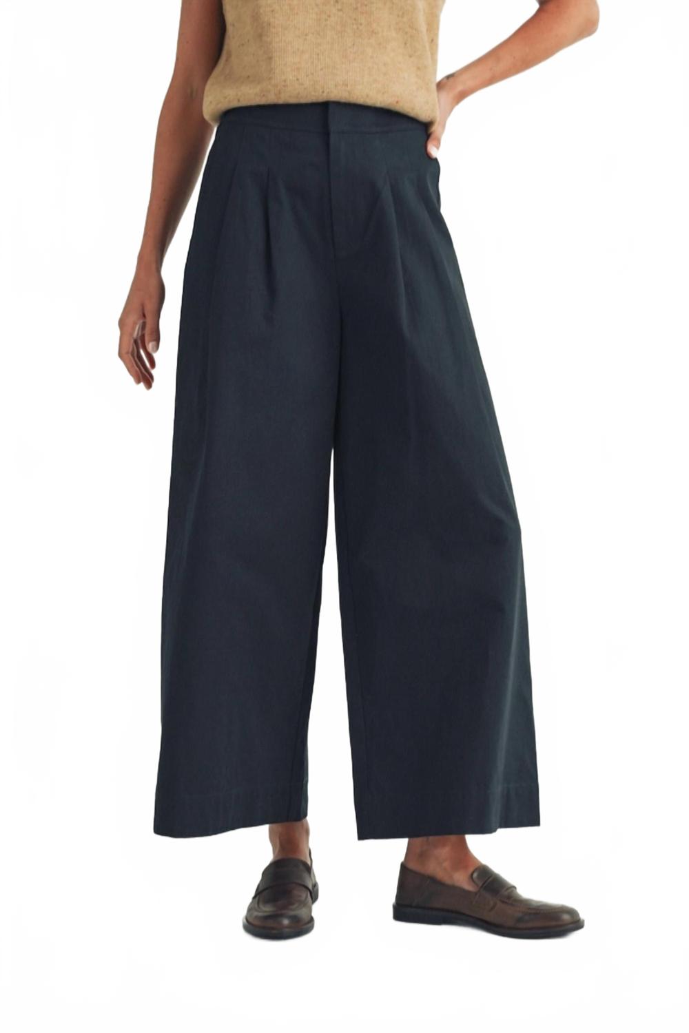 

Широкие брюки со складками в цвете navy Elle Grey