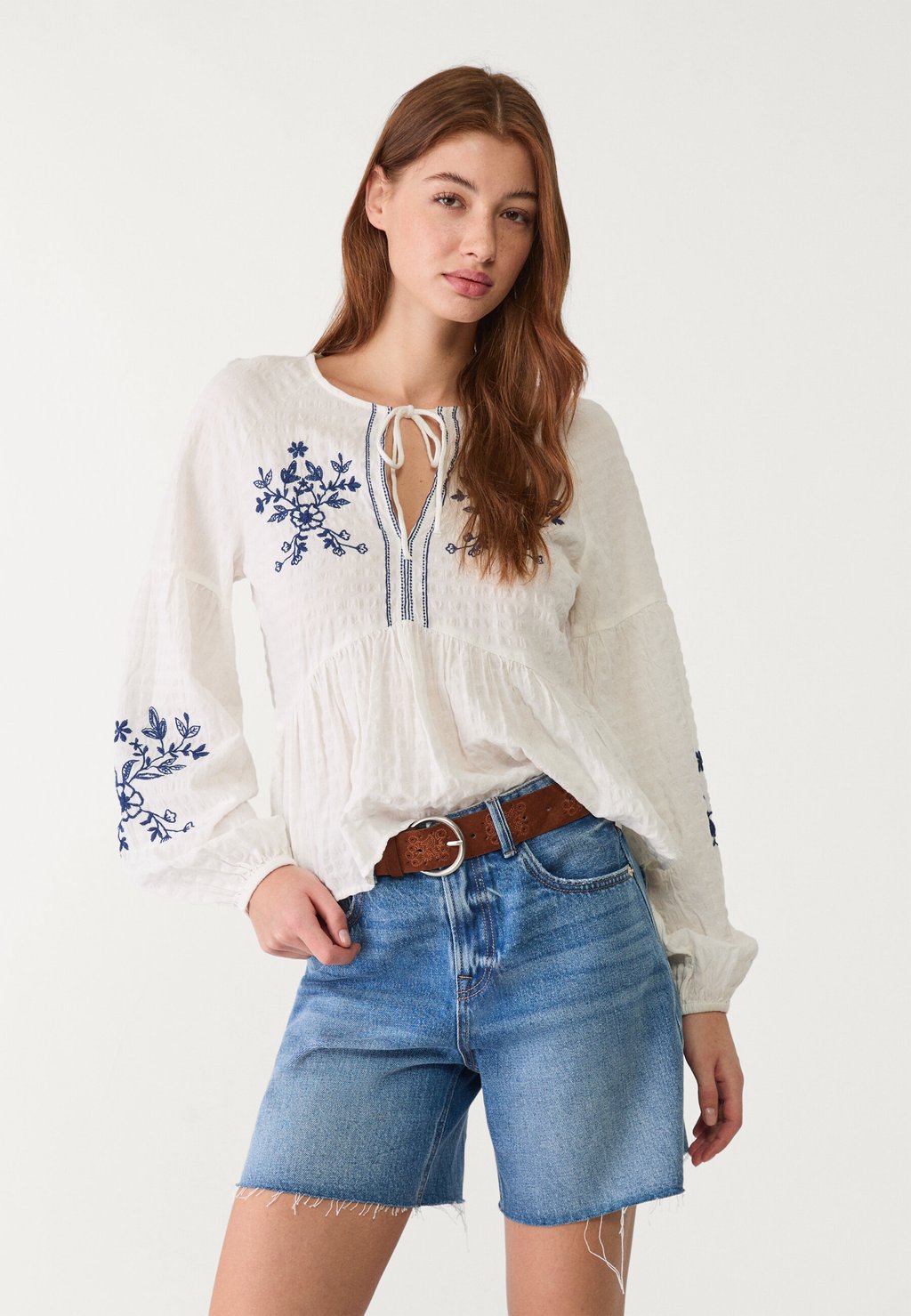 

Блуза FLOWING EMBROIDERED Stradivarius, белый