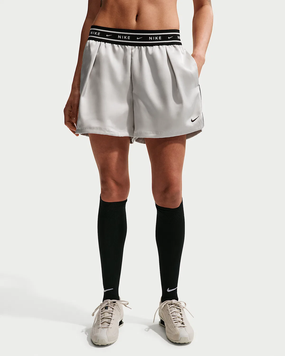 Женские свободные шорты из сатина со средней посадкой Nike Sportswear, Light Bone/Black — фото 2