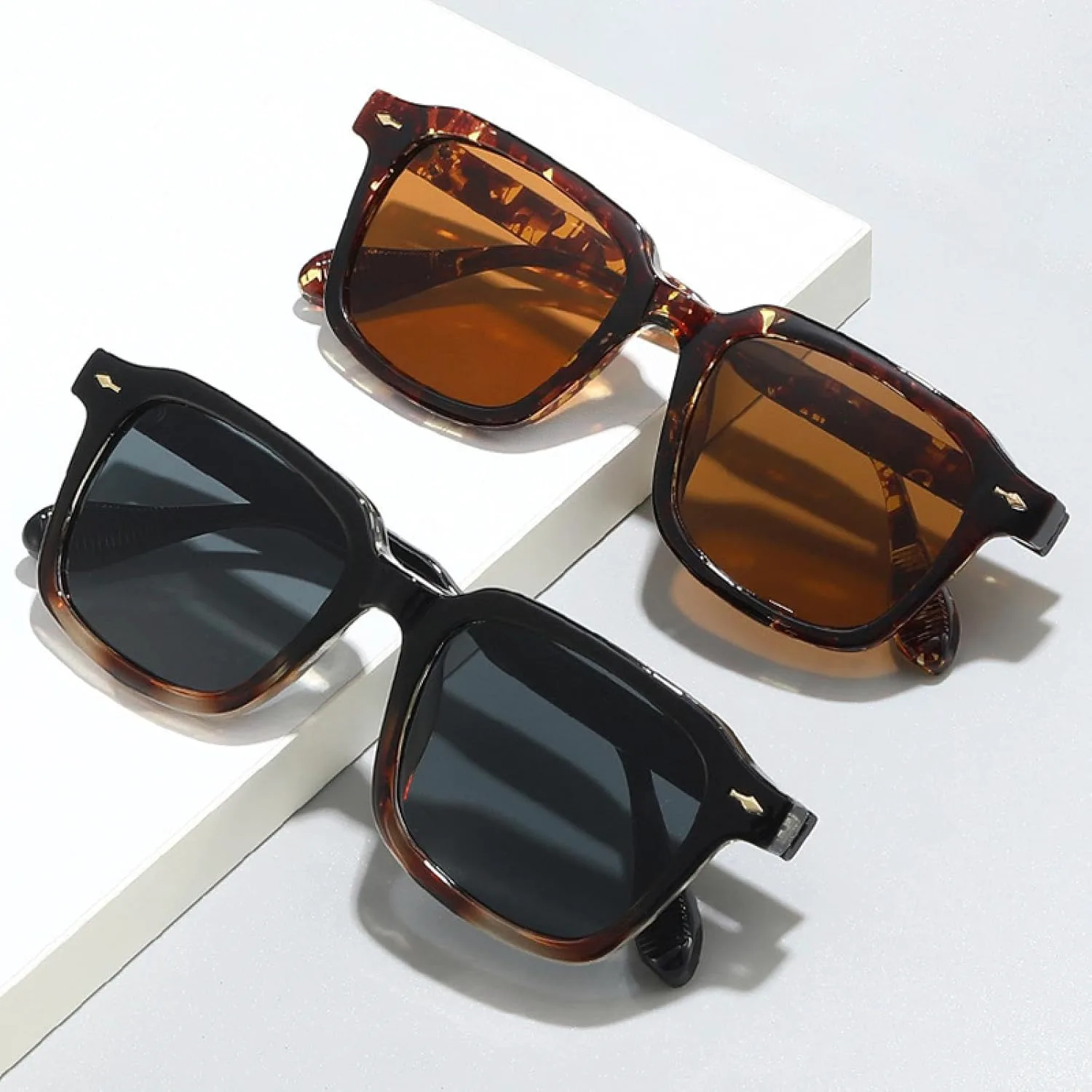 

Модные женские солнцезащитные очки в стиле ретро, ​​сине-желтые, с защитой от УФ-излучения UV400; мужские очки с заклепками и градиентом VFDHN, Black Amber Gray