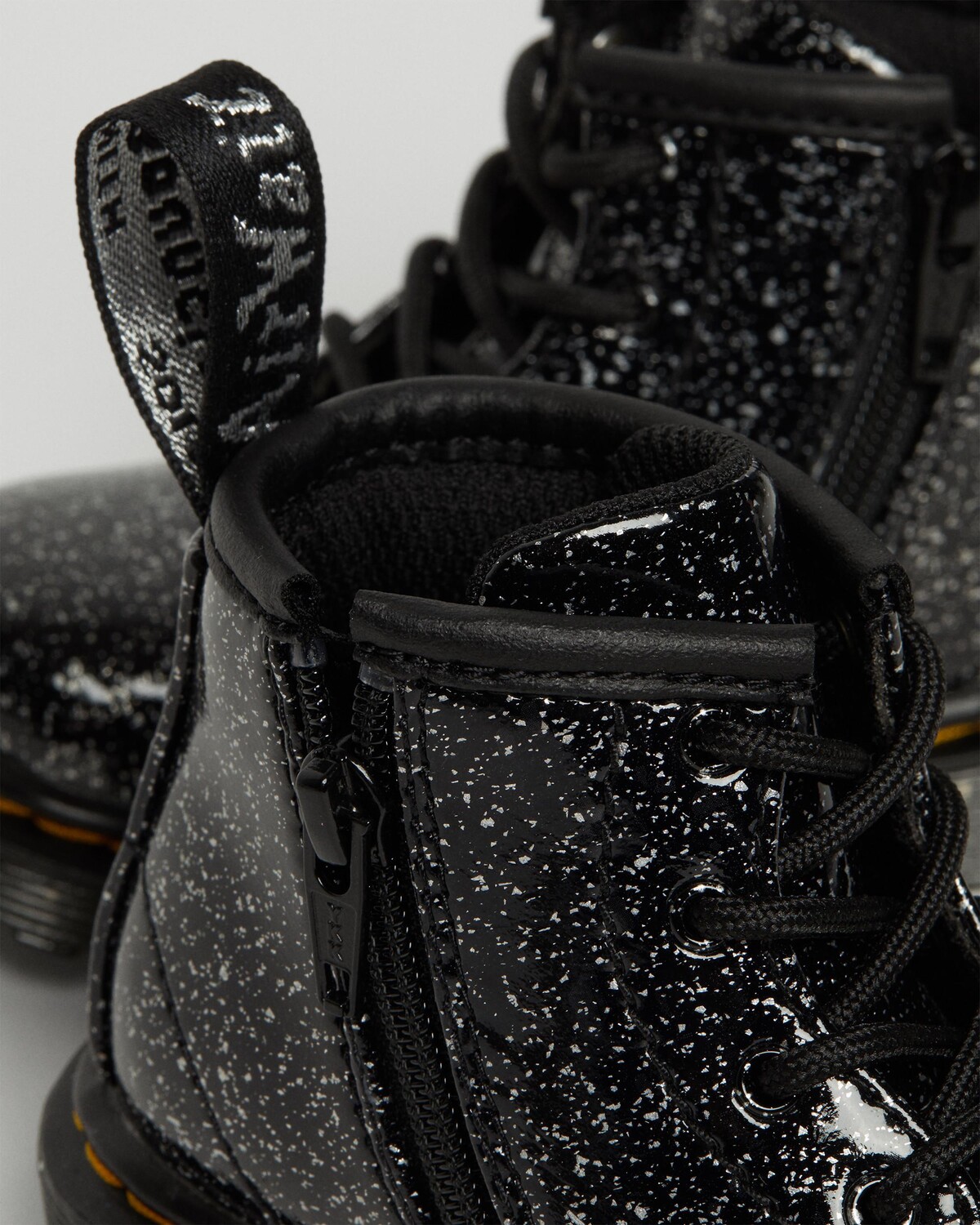 

Блестящие ботильоны Infant 1460 Dr. Martens