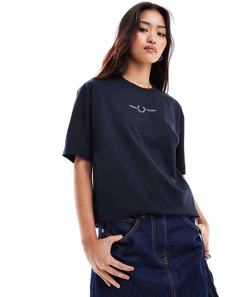 

Fred Perry – темно-синяя футболка с вышитым логотипом посередине
