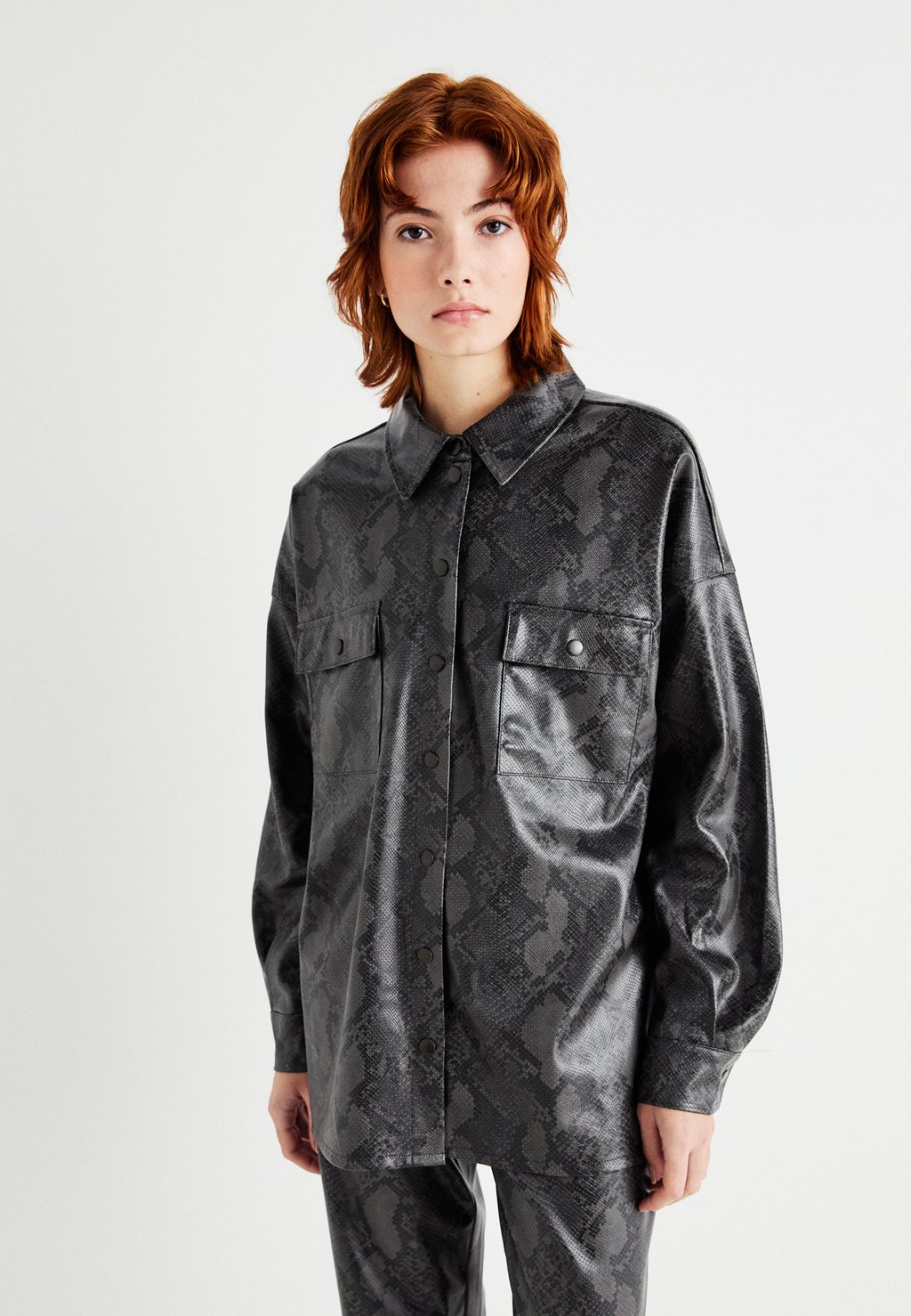 

Куртка из искусственной кожи NMMIA OVERSHIRT Noisy May, светло-серый