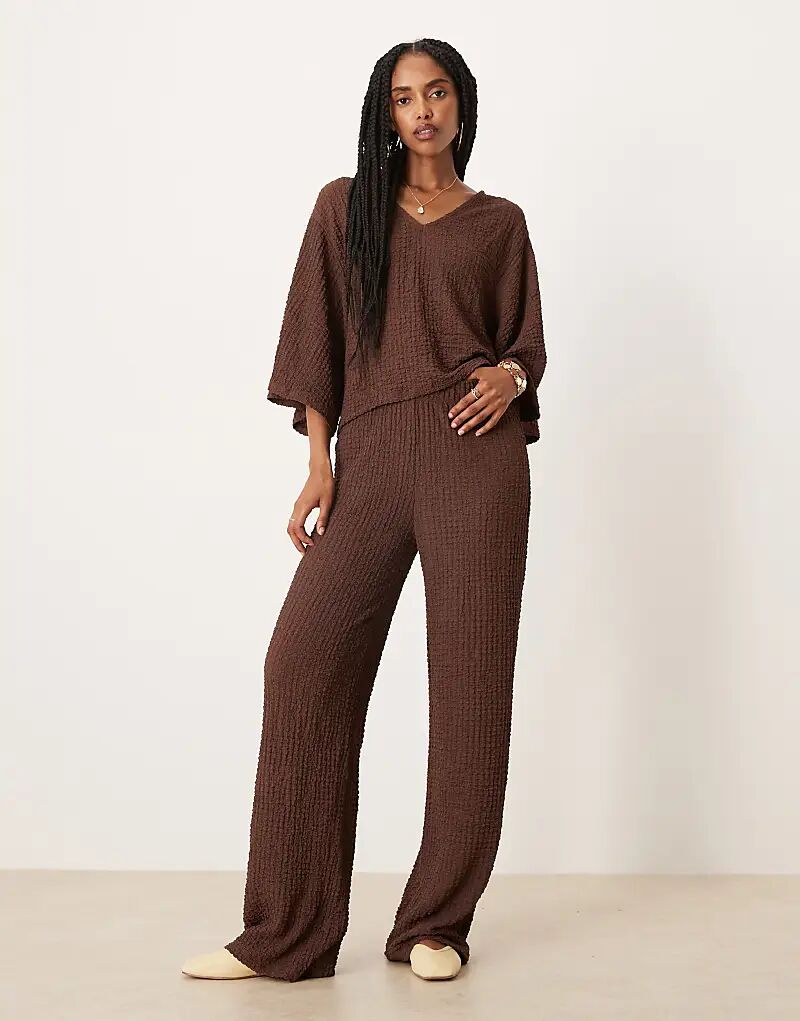

Текстурированные брюки широкого кроя ASOS DESIGN шоколадного цвета — часть комплекта