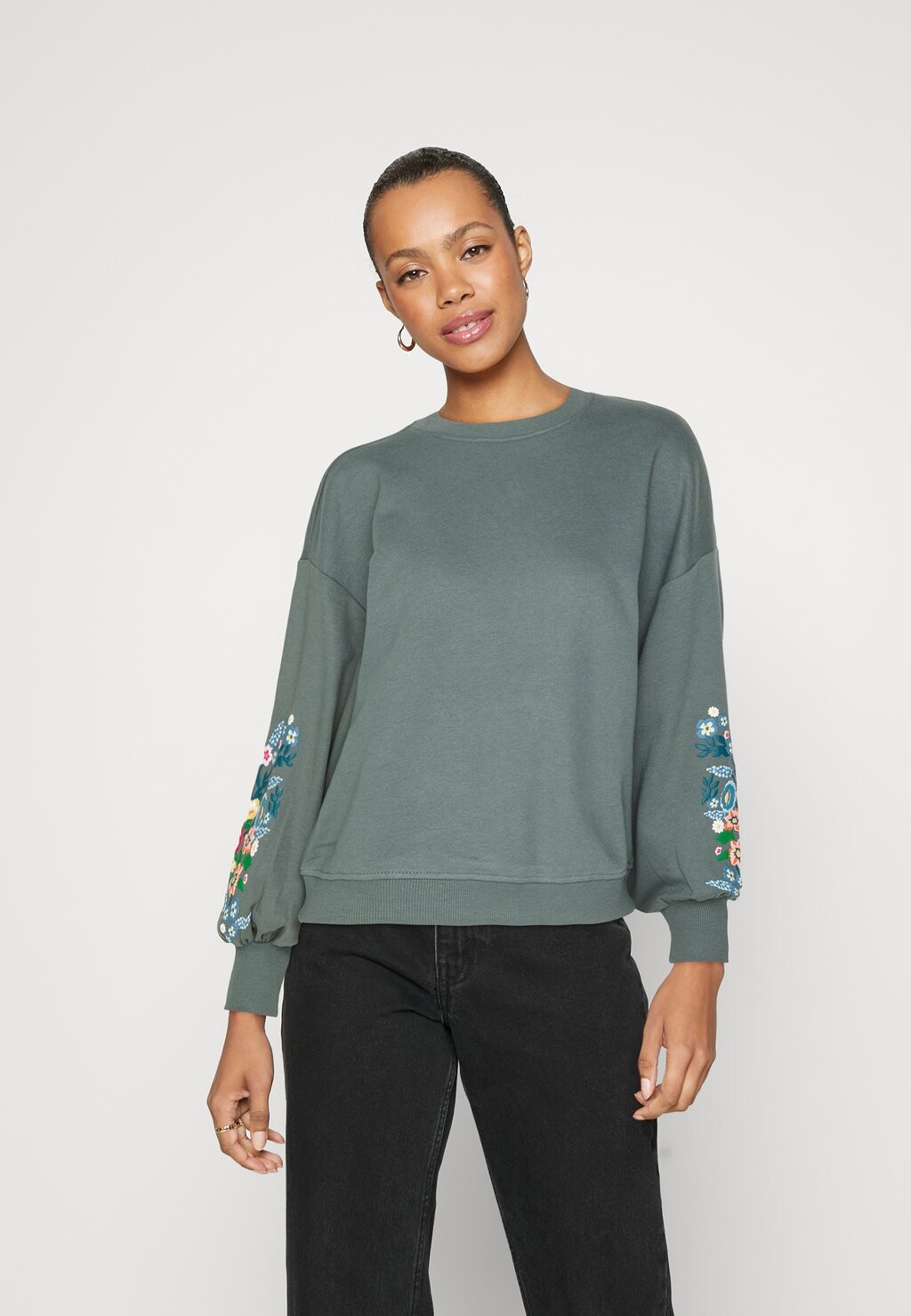

Толстовка ONLBROOKE O NECK FLOWER ONLY, цвет balsam green