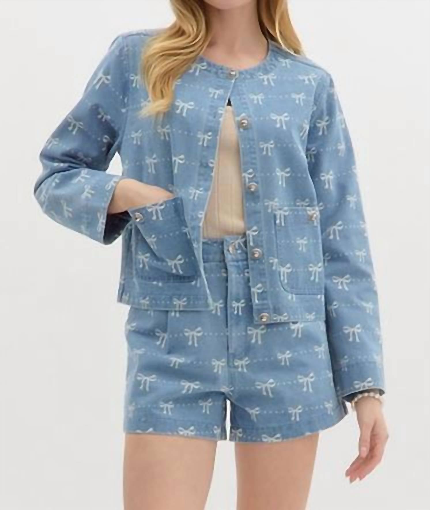 

Джинсовая куртка с бантом в светло-голубом цвете Entro