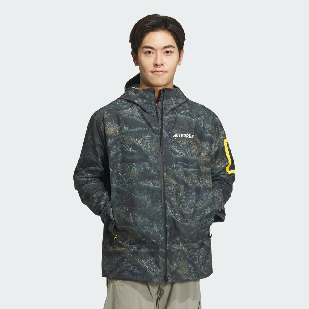 

Куртка Adidas National Geographic all-over print RAIN. RDY jacket, цвет Silver Pebble