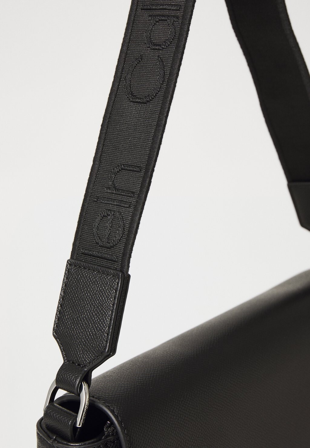 

Сумка MUST TOP HANDLE BAG Calvin Klein, черный