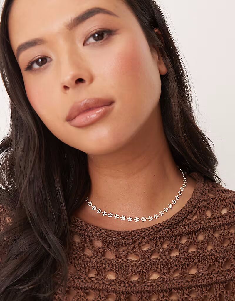 

Короткое ожерелье Curve с миниатюрным белым цветком Asos Curve