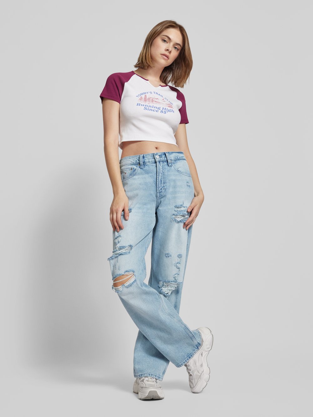 

Джинсы свободного кроя с рваным эффектом, модель «БЕТСИ» Tommy Jeans, светло-голубой