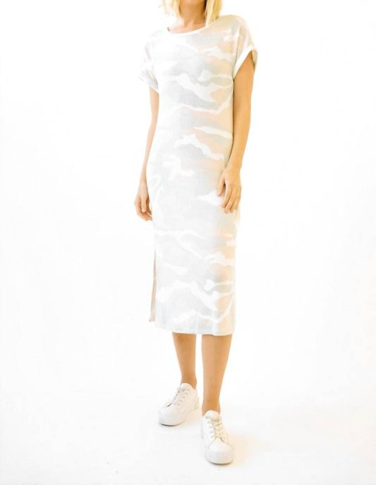 

Камуфляжное платье в светло-сером цвете Mystree, светло-серый