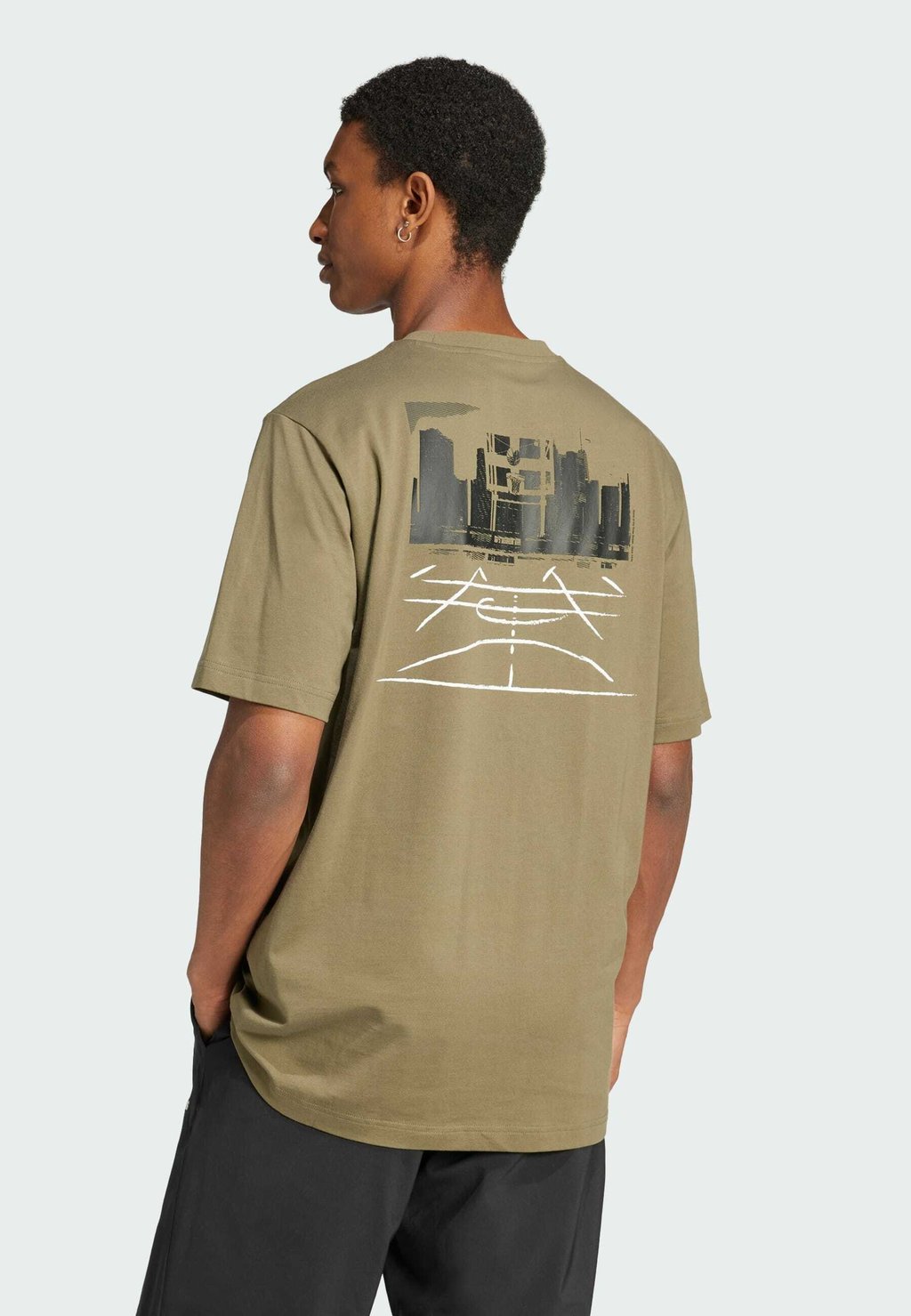 

Футболка с принтом CODES PHOTOREAL GRAPHIC adidas Sportswear, оливковый