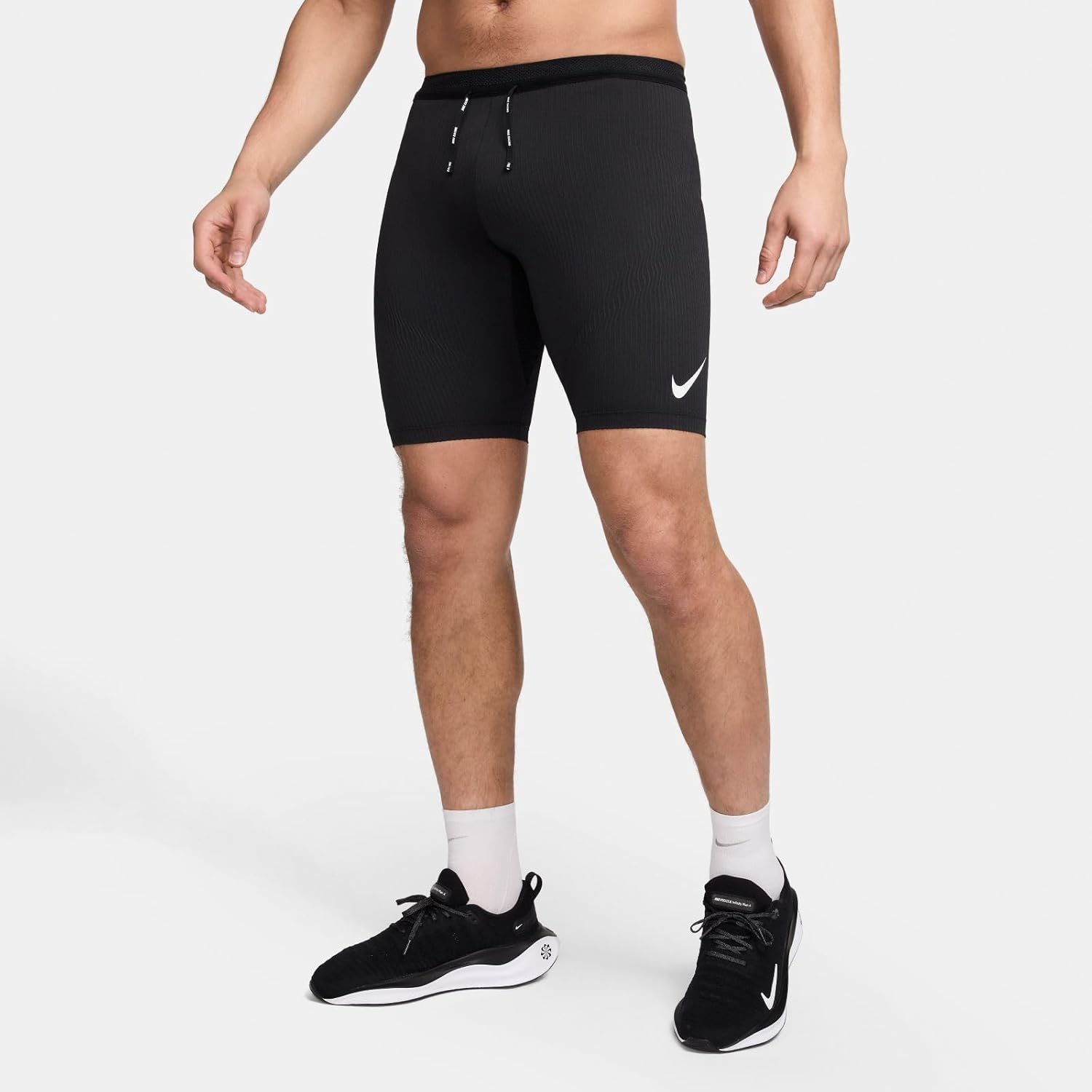 Мужские беговые тайтсы Nike AeroSwift Dri-FIT ADV длиной 1/2 (черный/белый, FN3369-011), Black/Summit White — фото 2