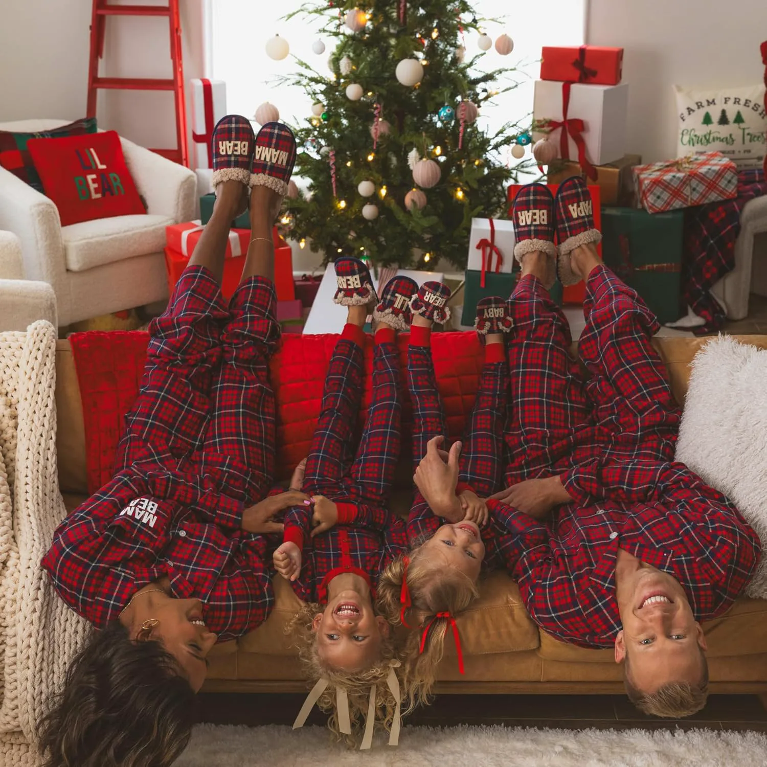 Мужские тапочки Dearfoams Matching Family Holiday Papa Bear с вышивкой, отделка шерпой, модель Moc Toe — фото 3