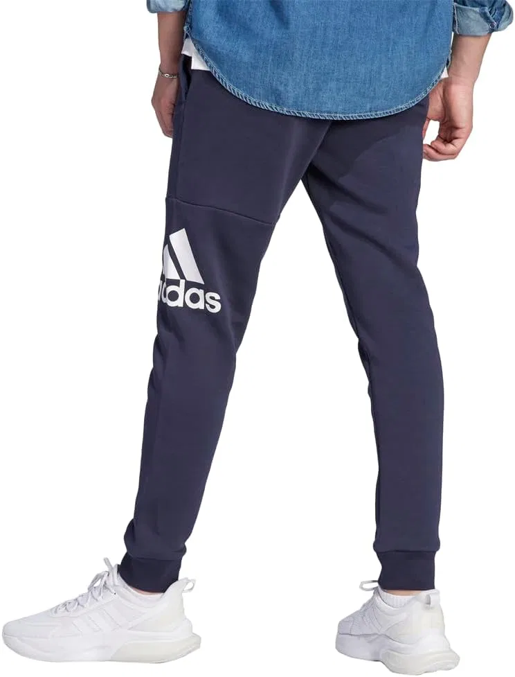 Мужские флисовые брюки adidas Essentials с зауженными манжетами и большим логотипом — фото 2