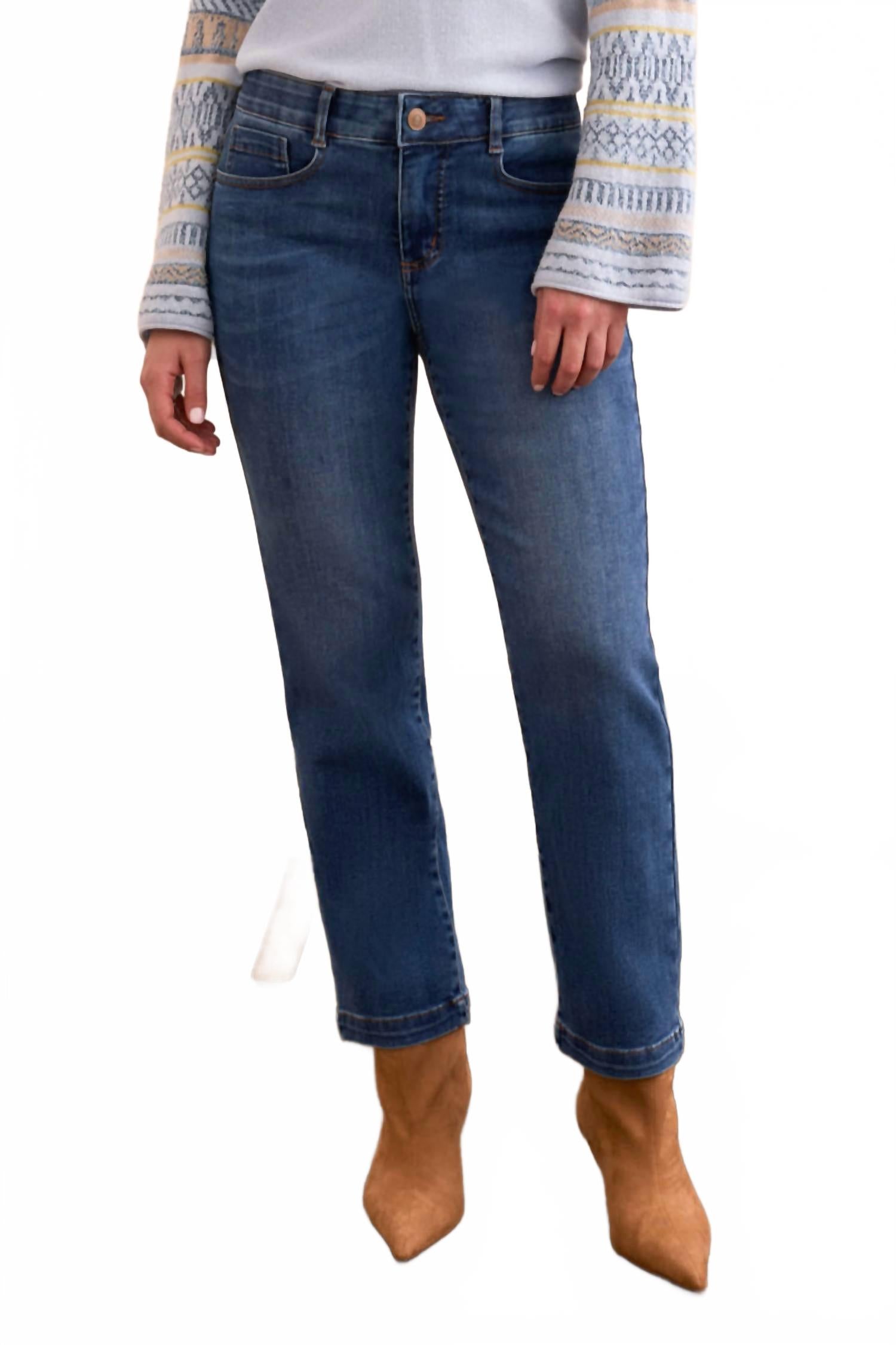 

Одри в обтягивающих прямых джинсах в темную ночь TRIBAL, dark night