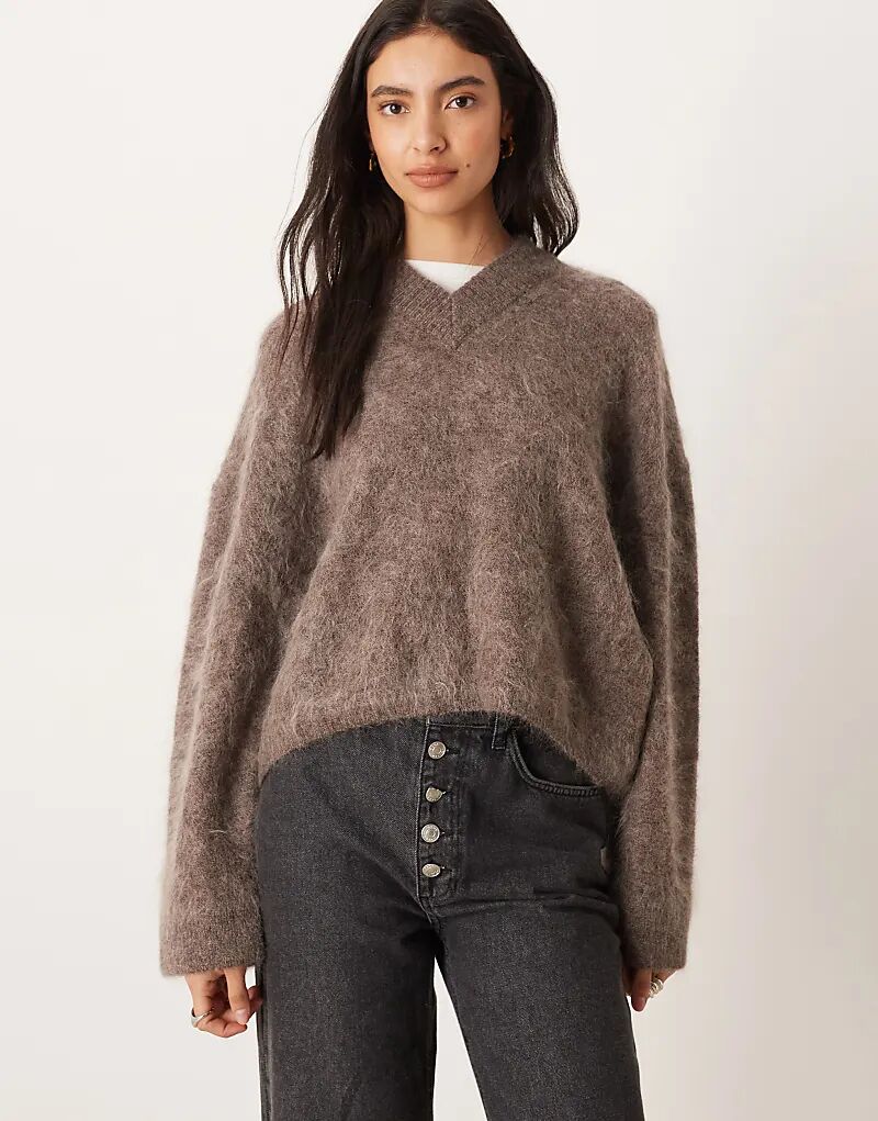 

Джемпер из премиального мохера ASOS DESIGN с широкими рукавами и V-образным вырезом цвета мокко - коричневый