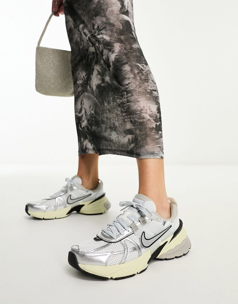 Бело-серебристые кроссовки унисекс Nike V2K Run