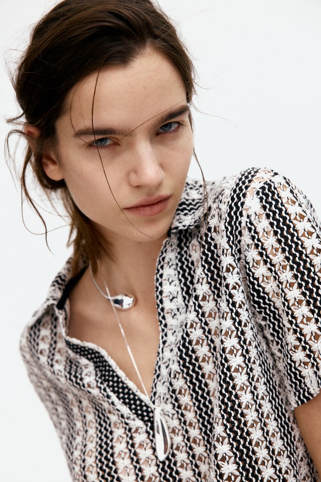 

Рубашка с воротником и дырчатым узором H&M, мультиколор