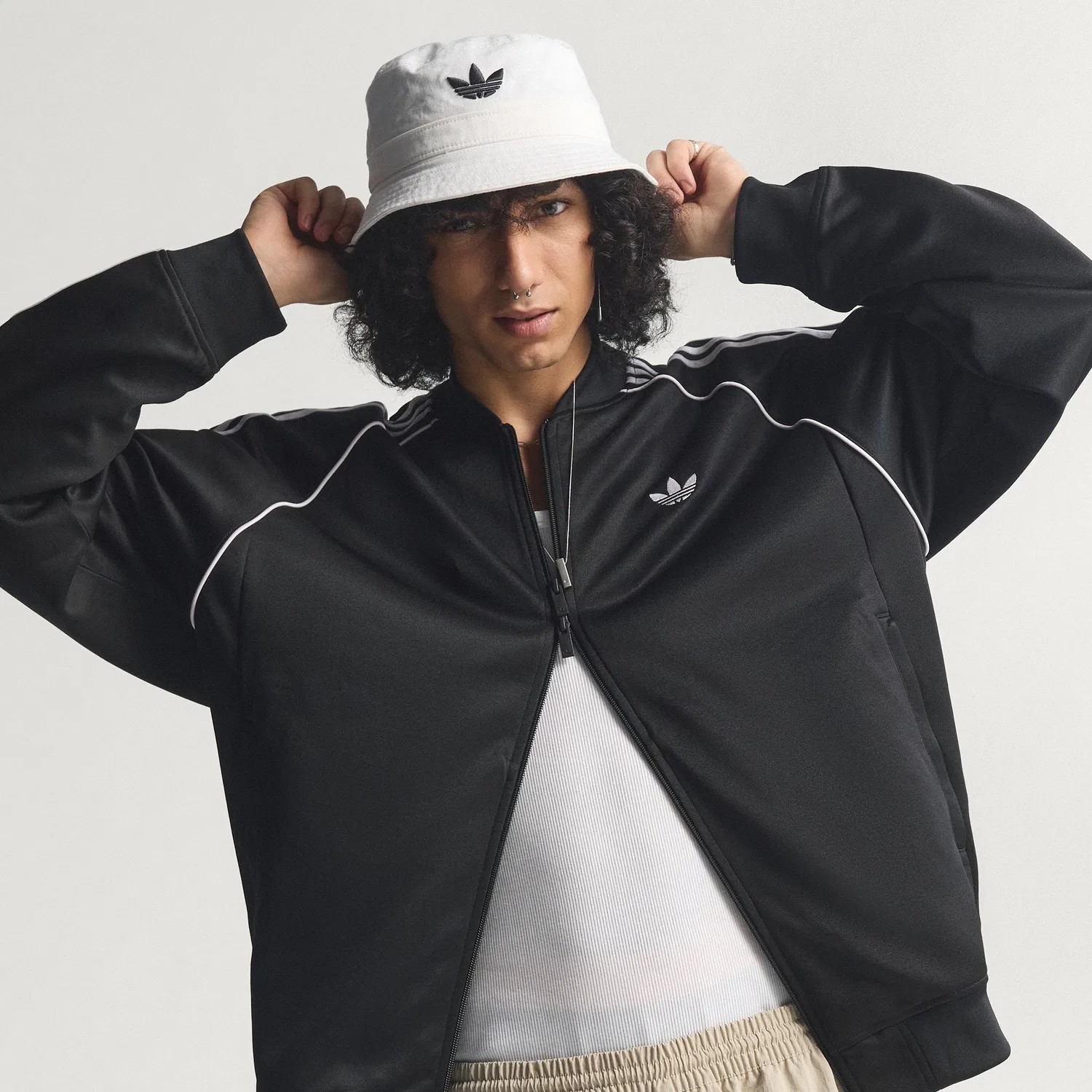 Мужская чёрно-белая олимпийка SST Adicolor Classic свободного кроя от Adidas