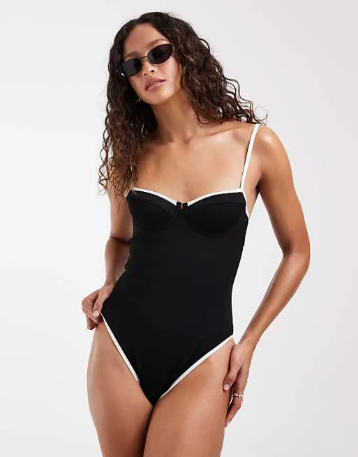 

Черный купальник с чашками на косточках и белой отделкой & Other Stories