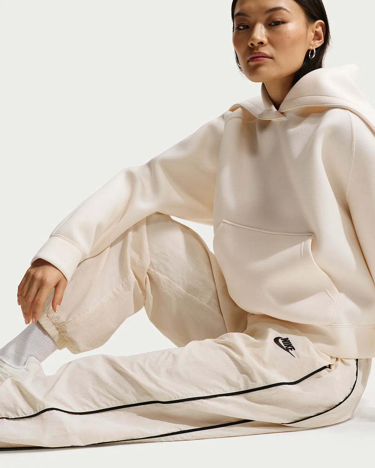Женские тканые штаны Nike Sportswear Windrunner, Chalk/Black/Black — фото 4