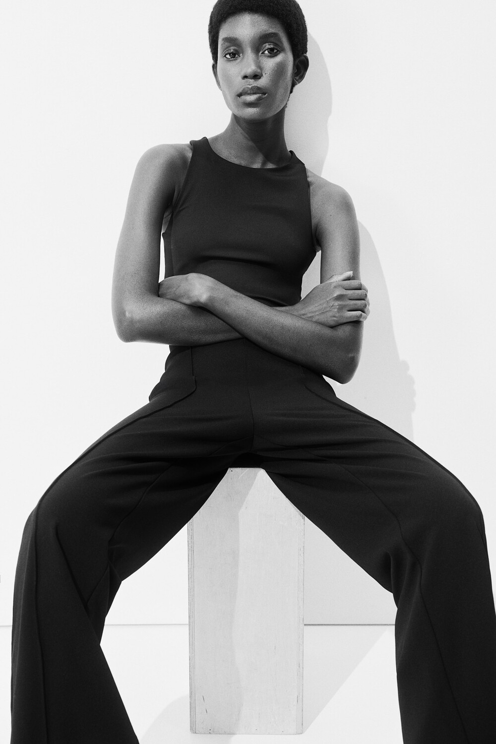 

Брюки из джерси со складками спереди. H&M, черный