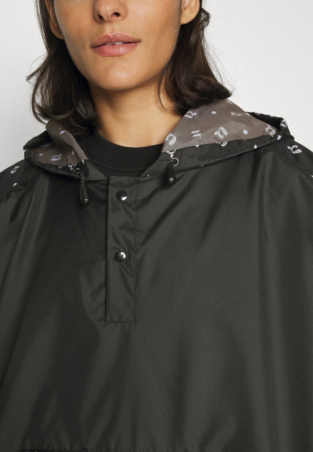 

Пончо IKONIK RAINWEAR PONCHO KARL LAGERFELD, черный