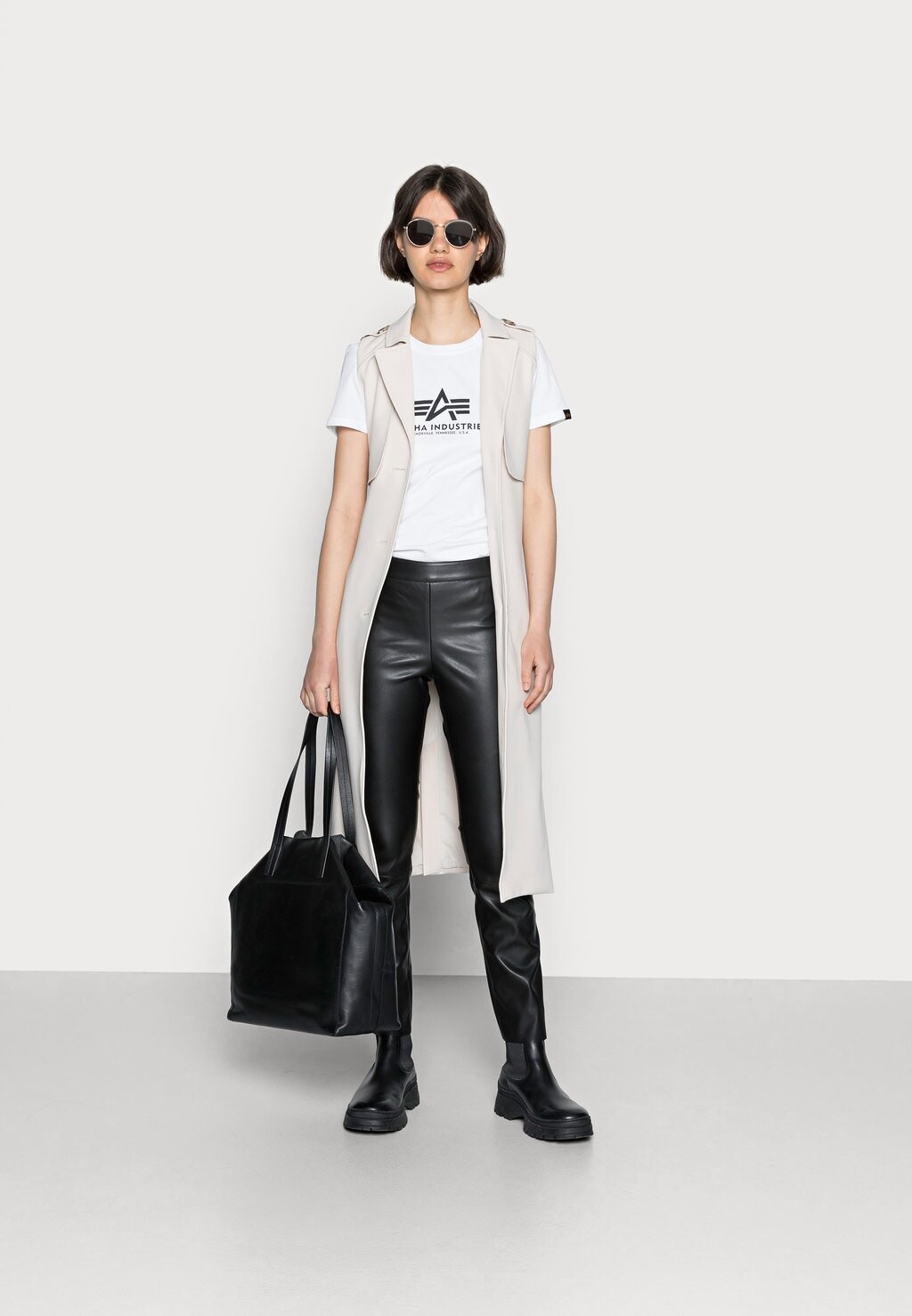 

Футболка с принтом Alpha Industries, белый