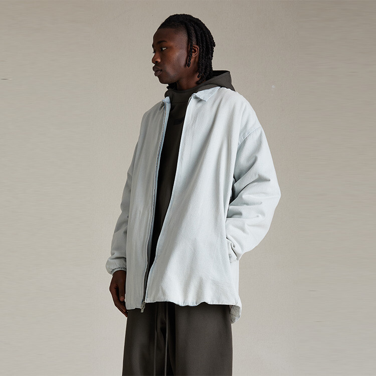 Куртка-рубашка из джинсовой ткани с наполнителем Fear Of God Essentials, цвет Wash denim /Light Wash Denim — фото 2