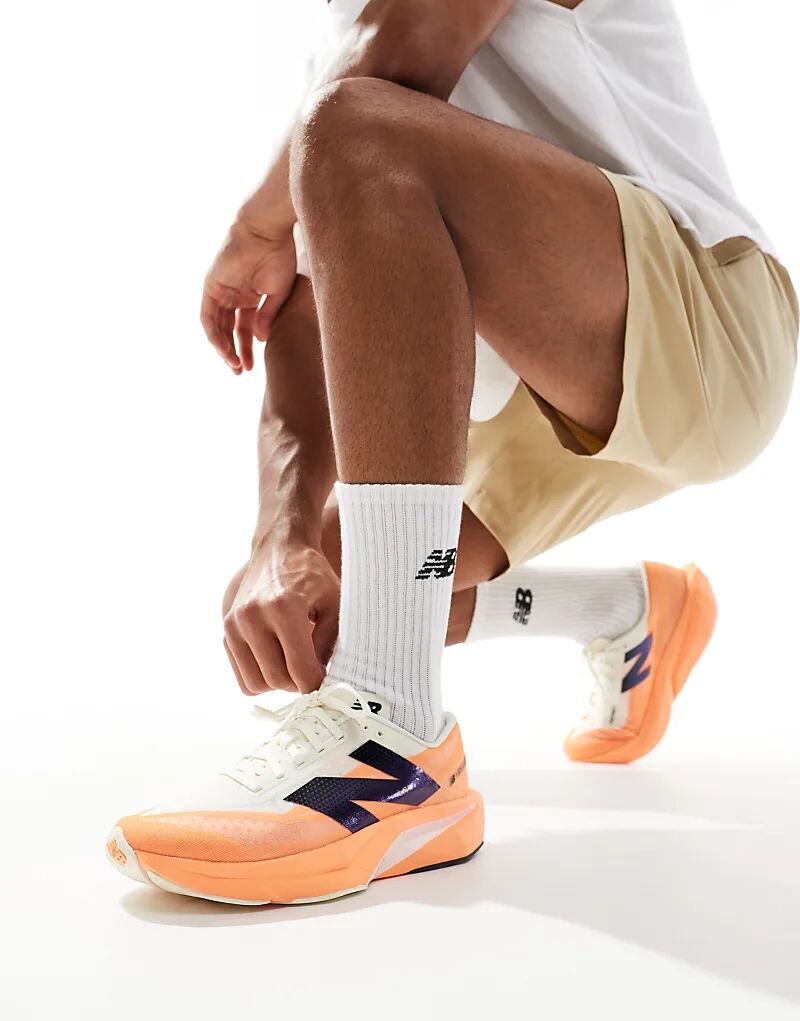 

Мужские кроссовки для бега New Balance Fuelcell Rebel V4 оранжевого цвета