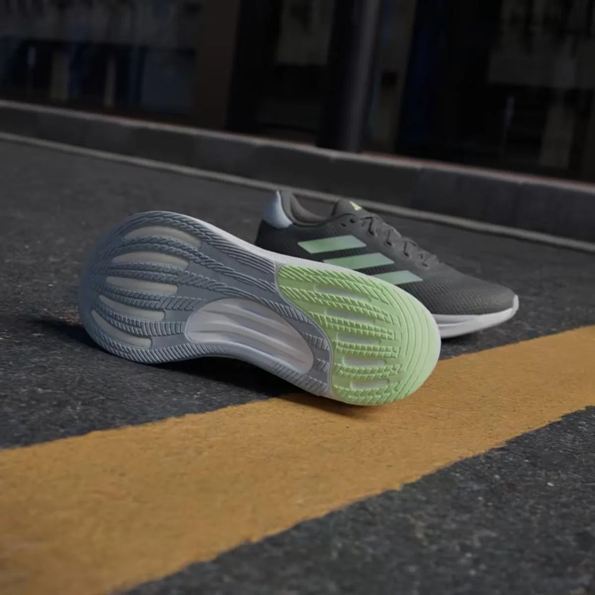 Adidas Мужские беговые кроссовки Supernova Stride M IG8315 серого цвета — фото 2