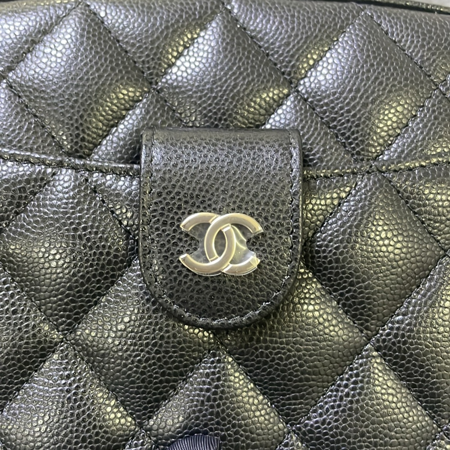 Chanel Женская сумка через плечо из блестящей телячьей кожи с тиснением и золотыми металлическими вставками, черная — фото 3