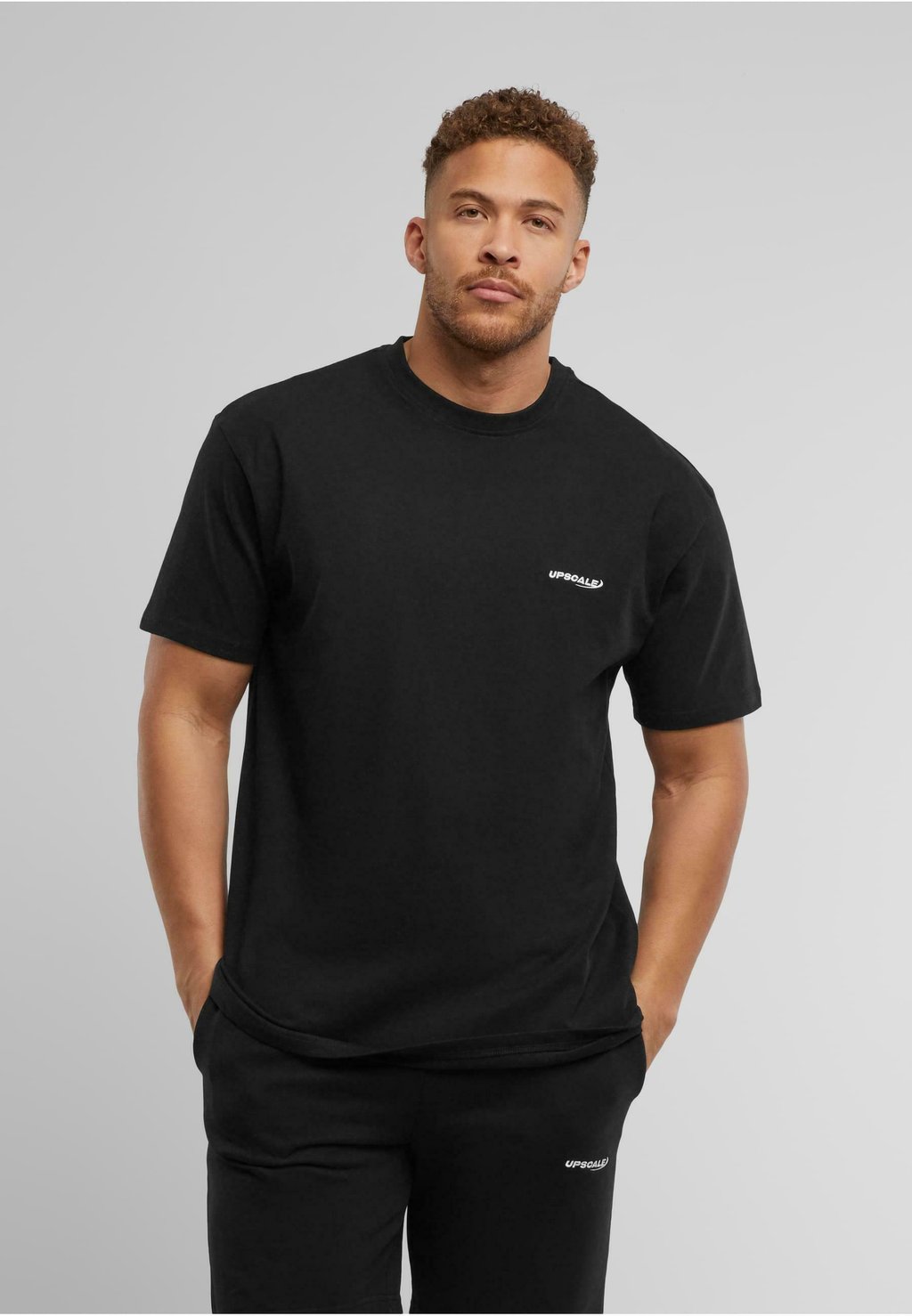 

Базовая футболка CORE EMB Upscale by Mister Tee, черный