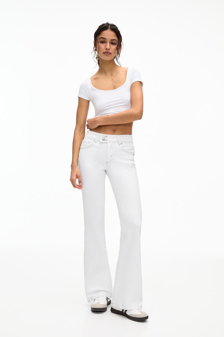 

Джинсы с заниженной талией, расклешенные Pull And Bear, белый