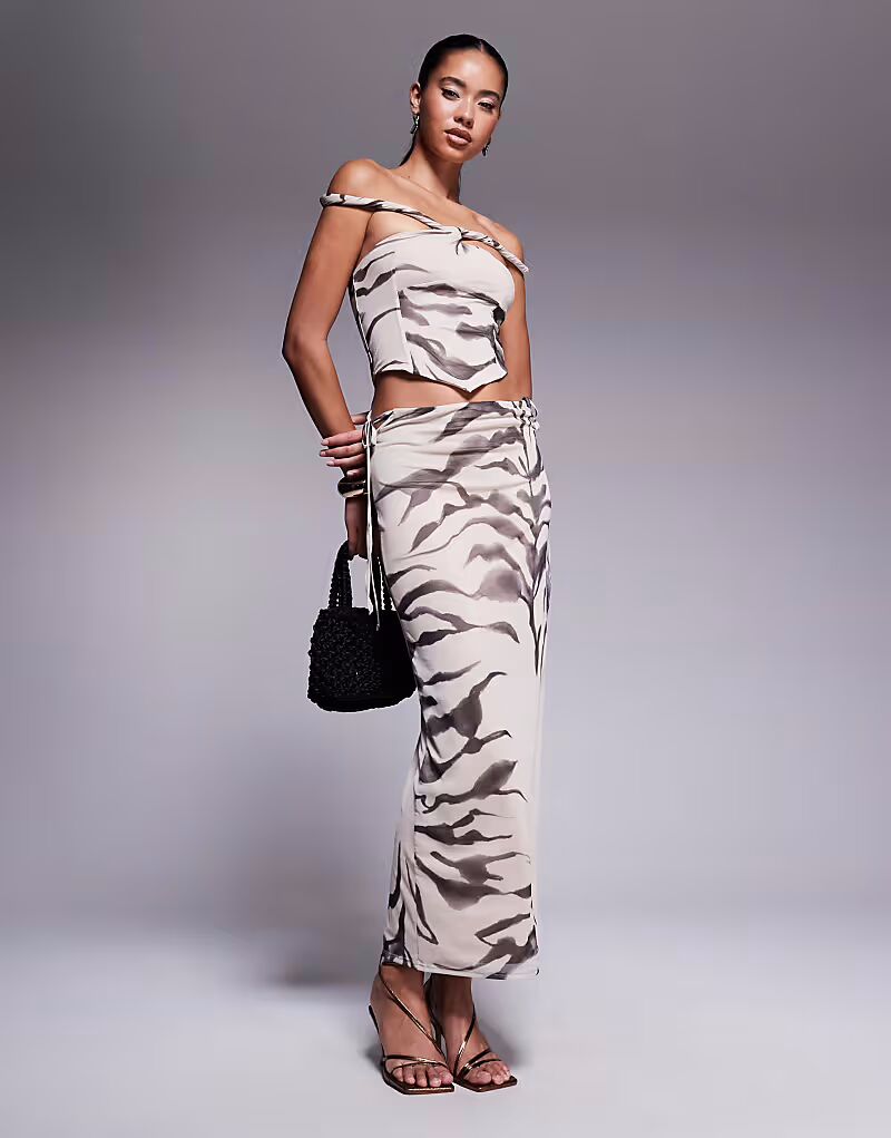 

Длинное платье с сетчатым лифом Bardot и перекрученными бретелями, с принтом зебры Asos Design