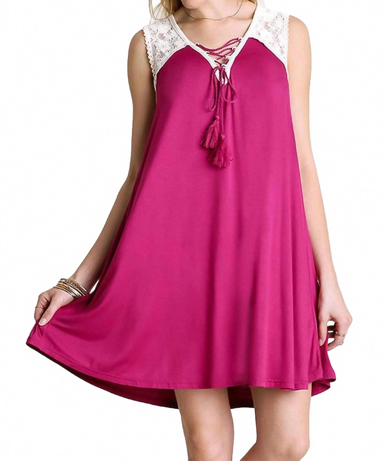 

Платье с кружевной шнуровкой и кисточками в ягодном цвете Umgee, Berry