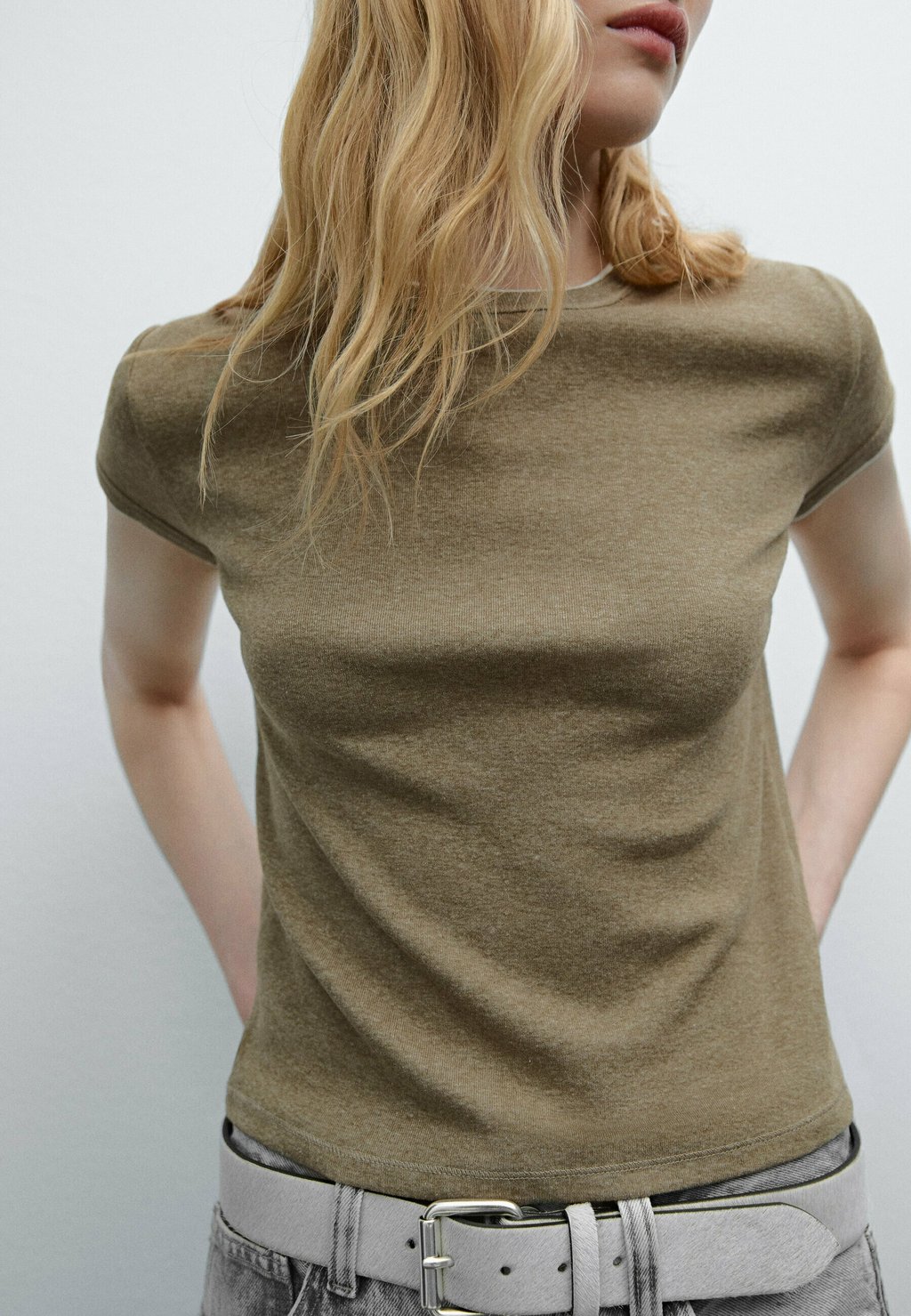 

Базовая футболка CONTRAST Massimo Dutti, хаки