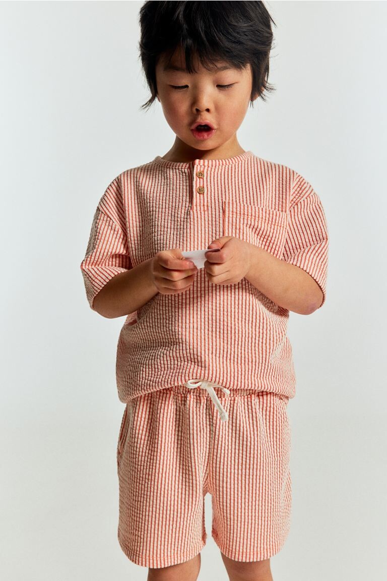 

Хенли рубашка и шорты H&M, красный