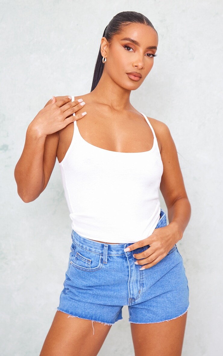 

PrettyLittleThing Джинсовые шорты средней длины с необработанным краем