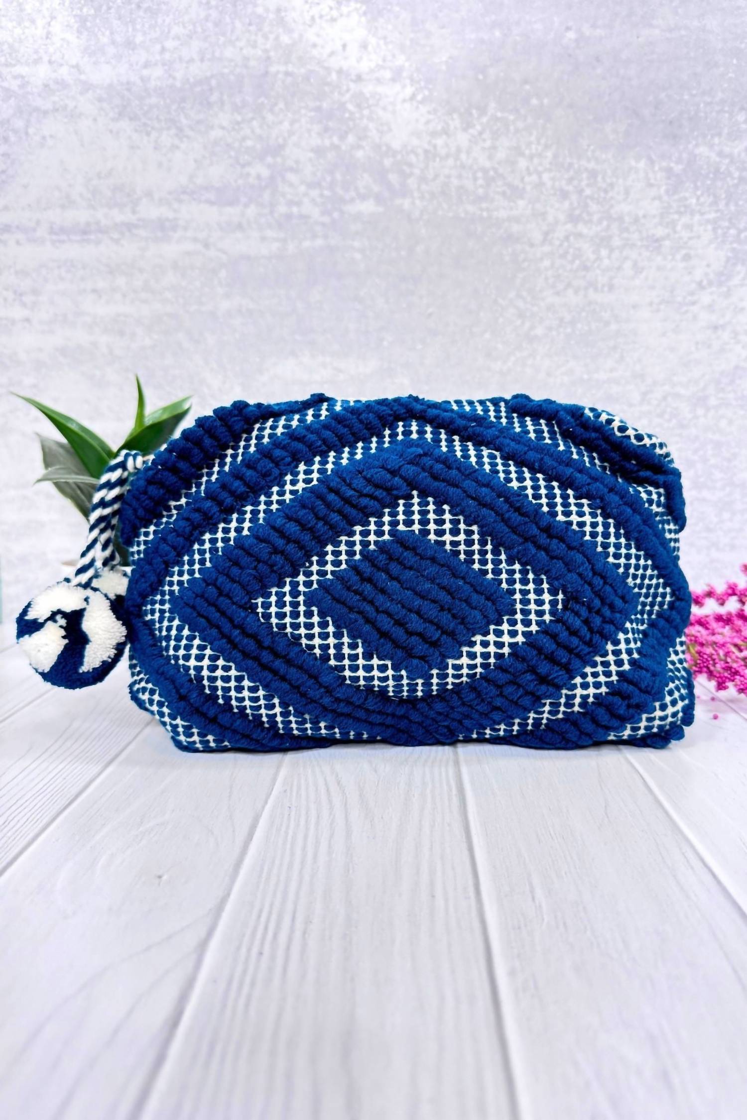 

Косметичка Diamond Carpet темно-синего цвета LOVESTITCH