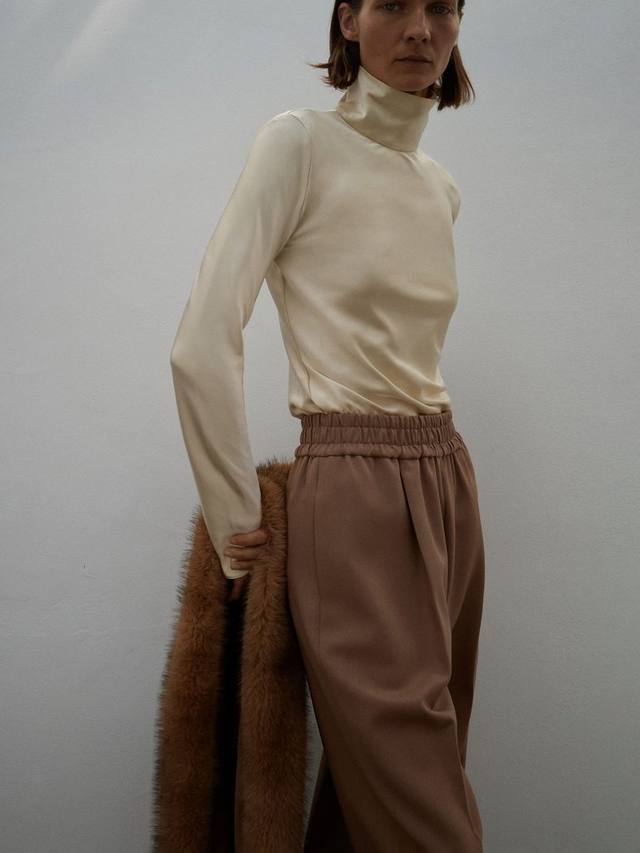 

Сатиновый топ Stone с высоким воротником Mango, Light Beige