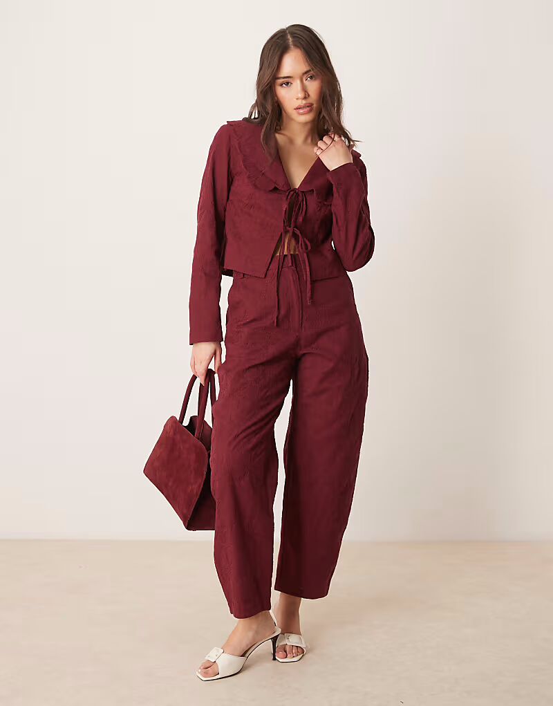 

Классические брюки с вышивкой на штанинах темно-вишневого цвета Asos Design