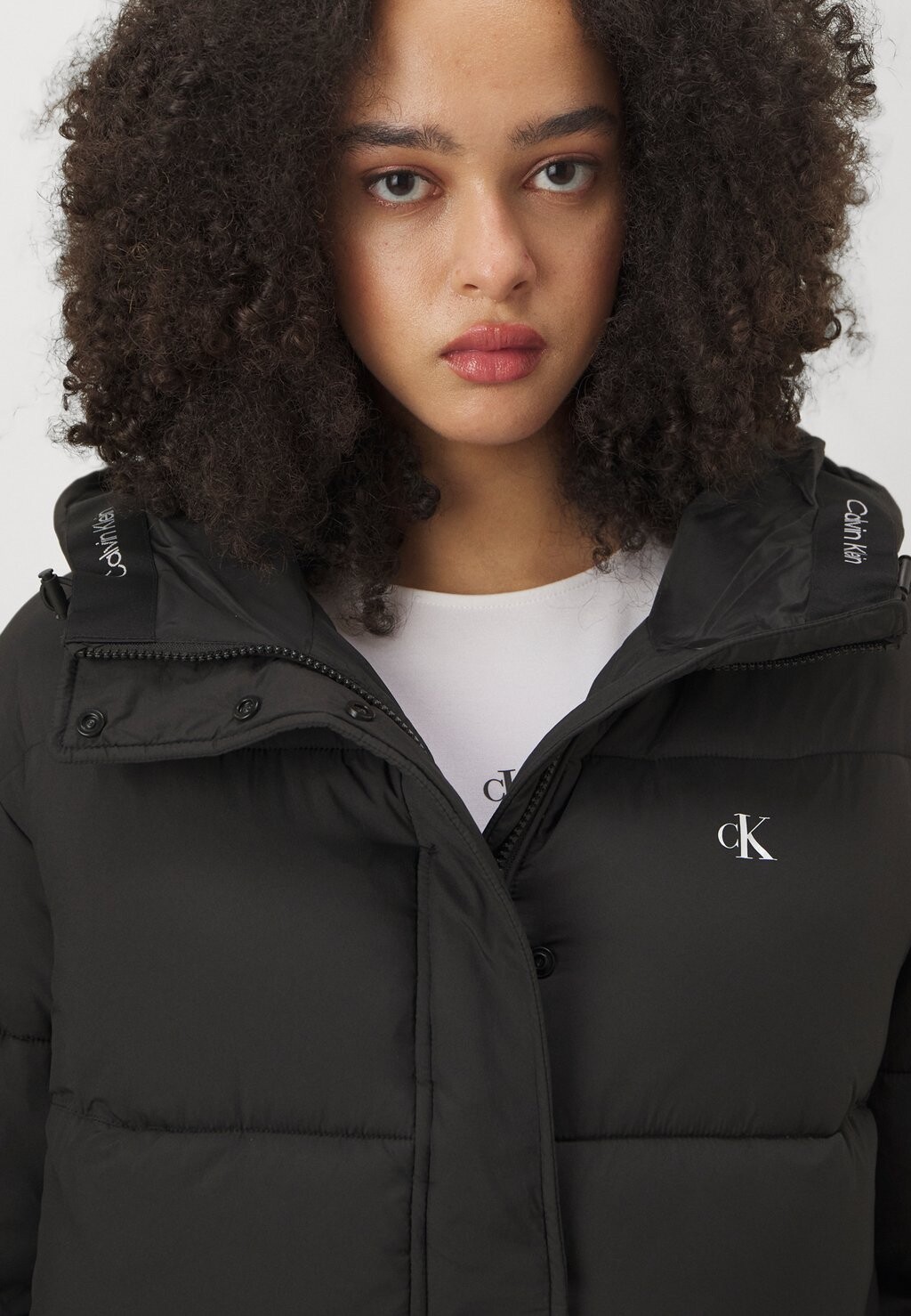 

Зимняя куртка LOGO SHORT HOODED PUFFER Calvin Klein, черный