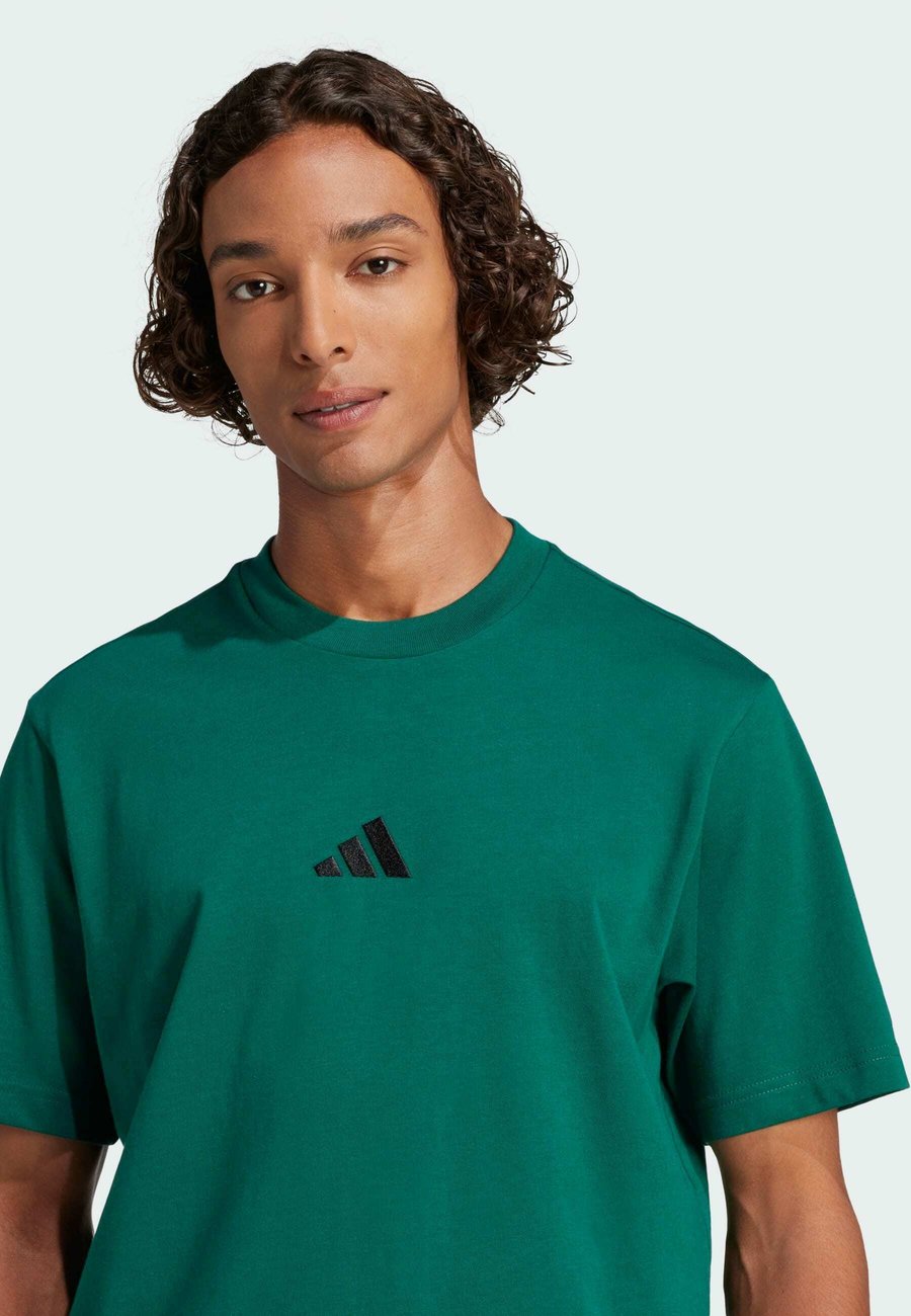 Футболка Adidas Sportswear ESSENTIALS SMALL LOGO SINGLE TEE, Collegiate Green Black/Dark Green — фото 3