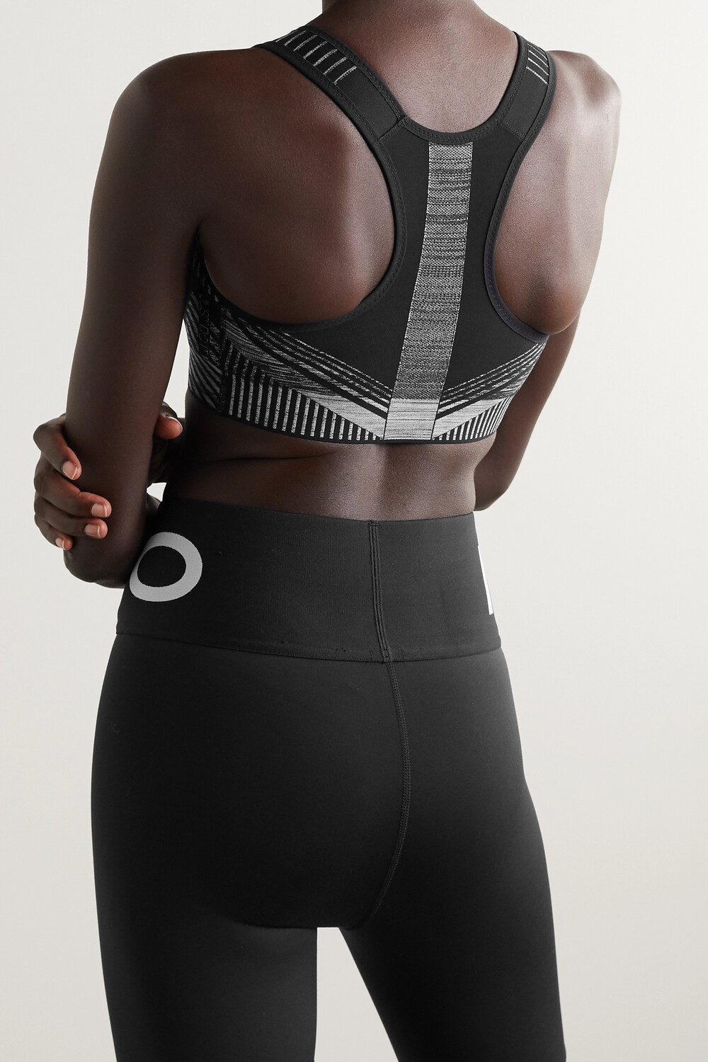 

NIKE Спортивный бюстгальтер Fe/Nom в полоску Flyknit, черный