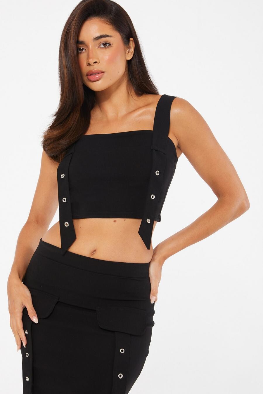

Черный топ с бретельками и люверсами QUIZ Clothing