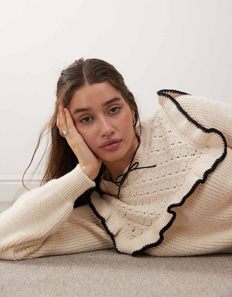

Белоснежный свитер Miss Selfridge косой вязки с контрастными бантами